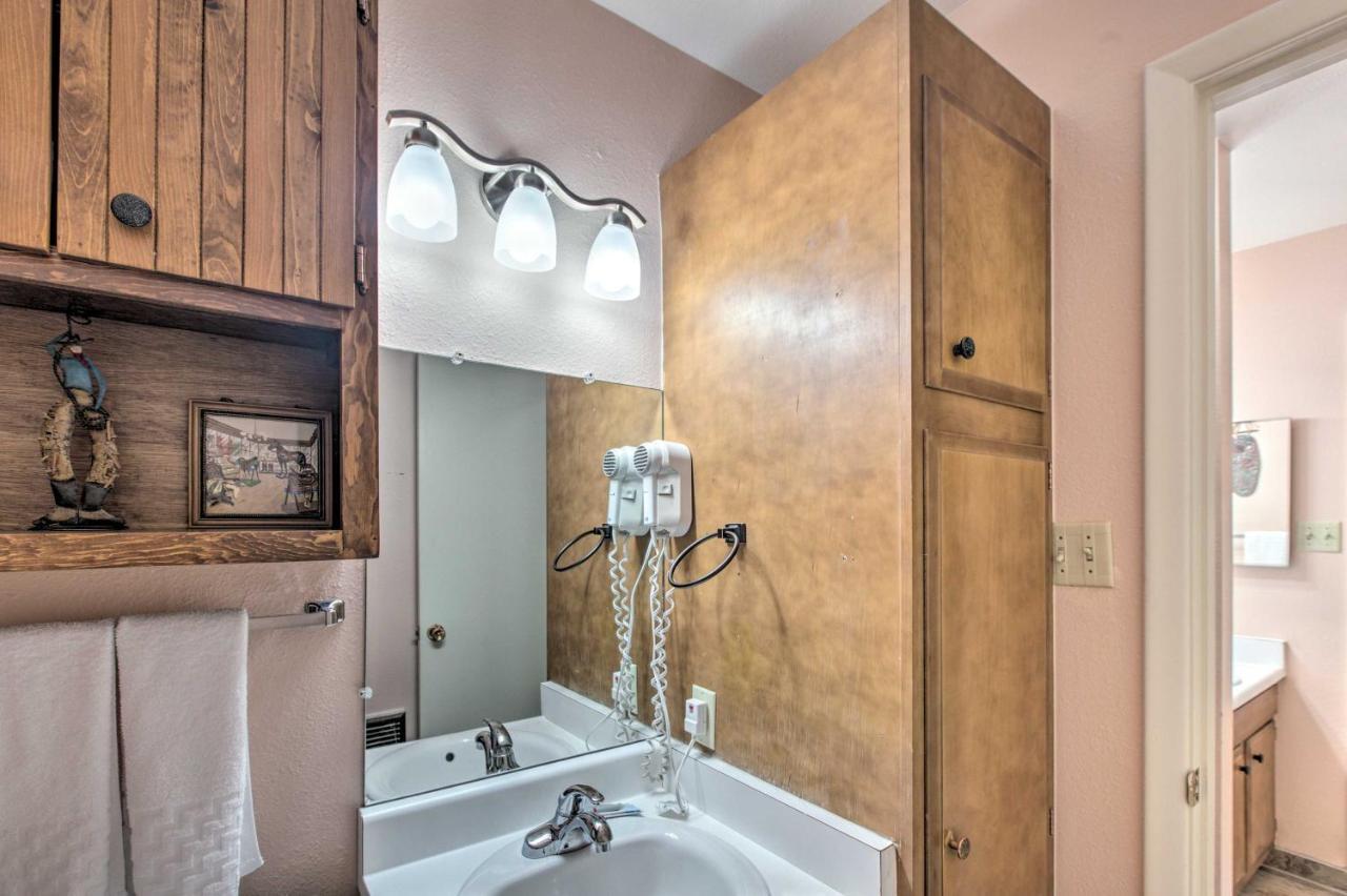 Red River Ski Condo On Main St - Mtn View! Εξωτερικό φωτογραφία
